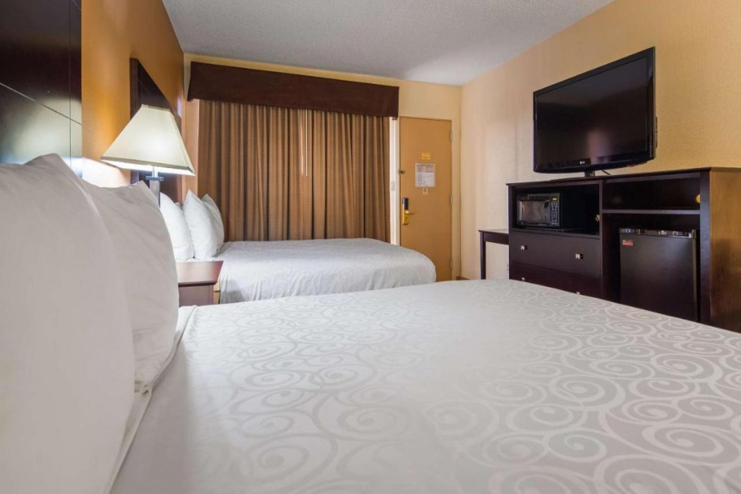 Days Inn by Wyndham St. Charles IL 4/17