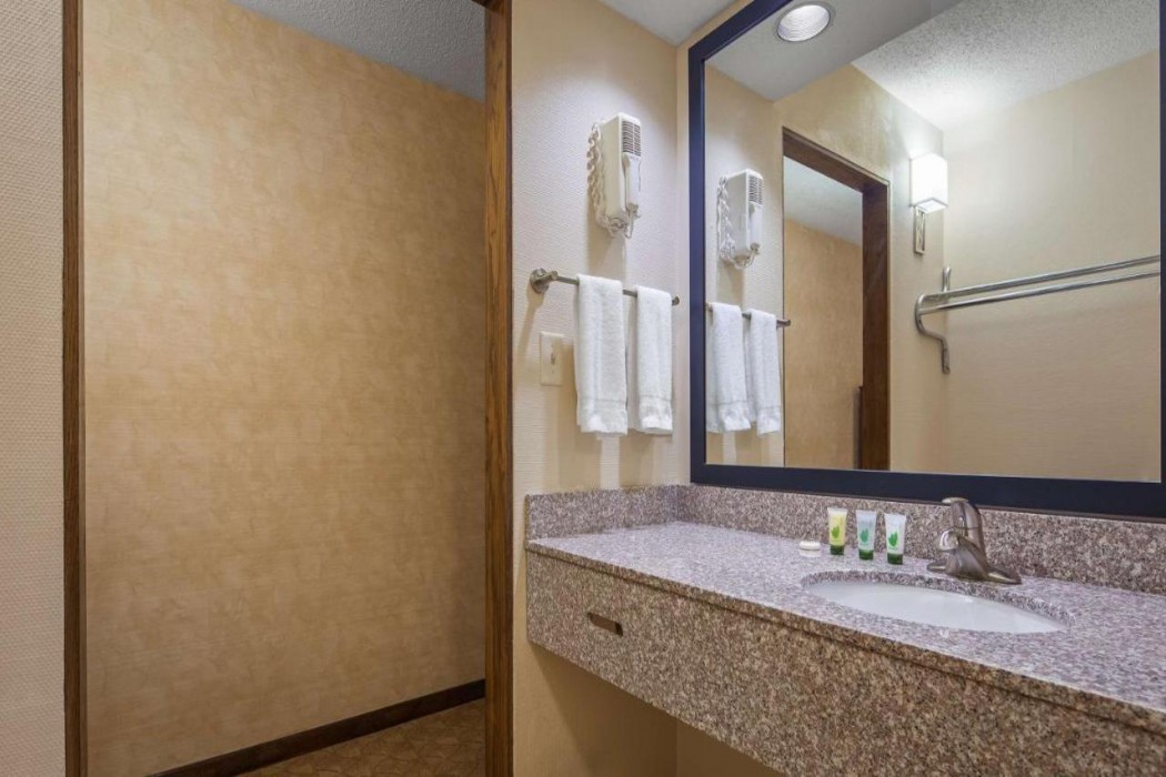 Days Inn by Wyndham St. Charles IL 11/17