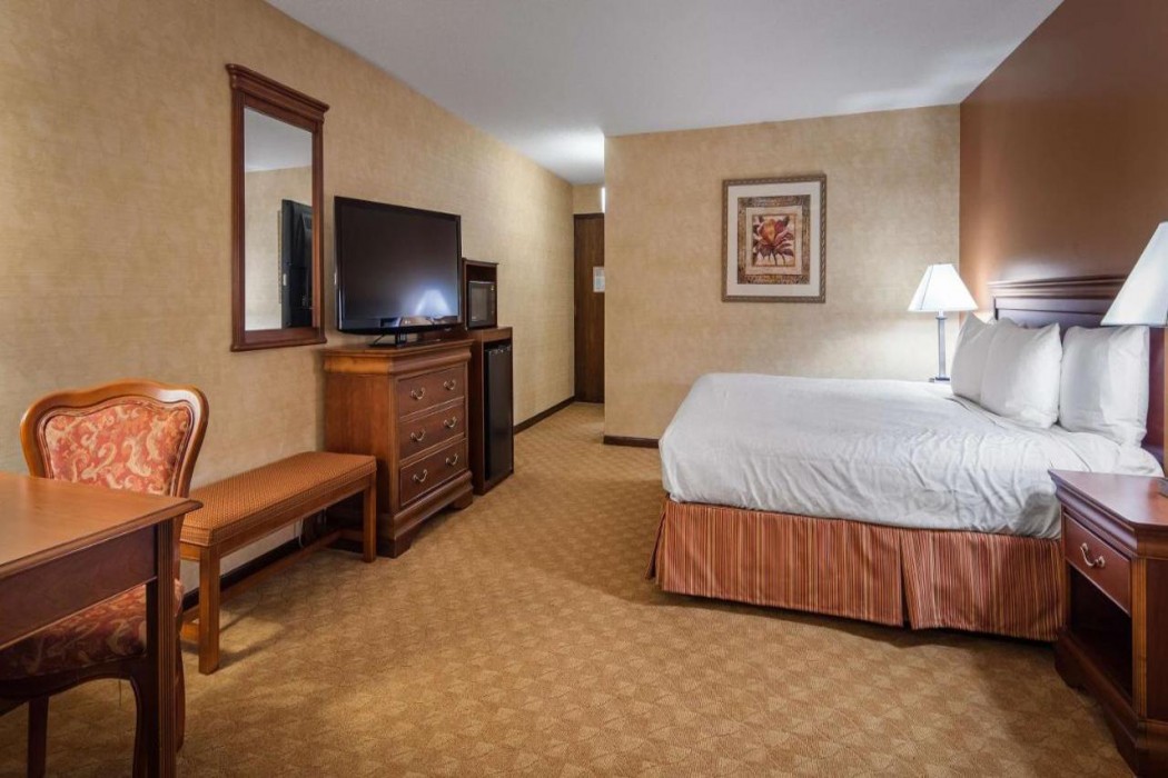 Days Inn by Wyndham St. Charles IL 6/17