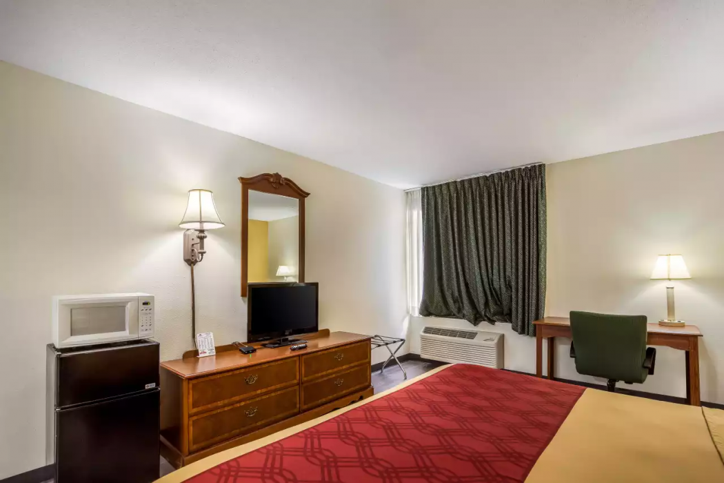 Econo Lodge Inn & Suites Fairview Heights - St. Louis 8/22