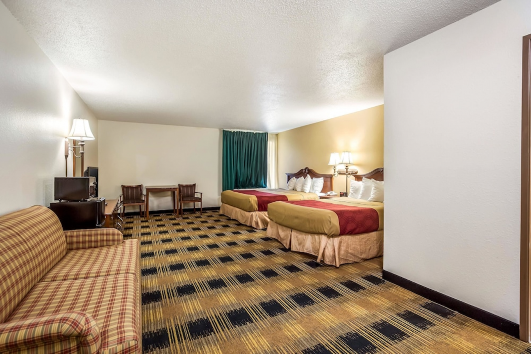 Econo Lodge Inn & Suites Fairview Heights - St. Louis 12/22