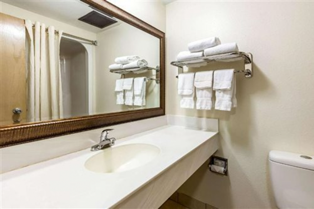 Econo Lodge Inn & Suites Fairview Heights - St. Louis 11/22