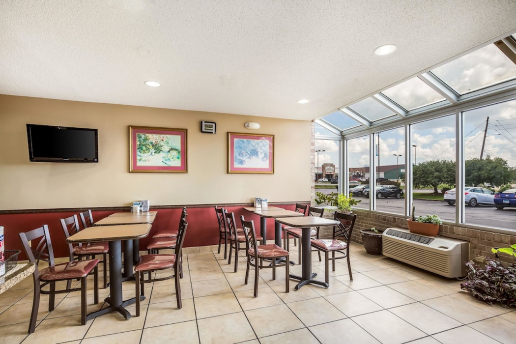 Econo Lodge Inn & Suites Fairview Heights - St. Louis 15/22