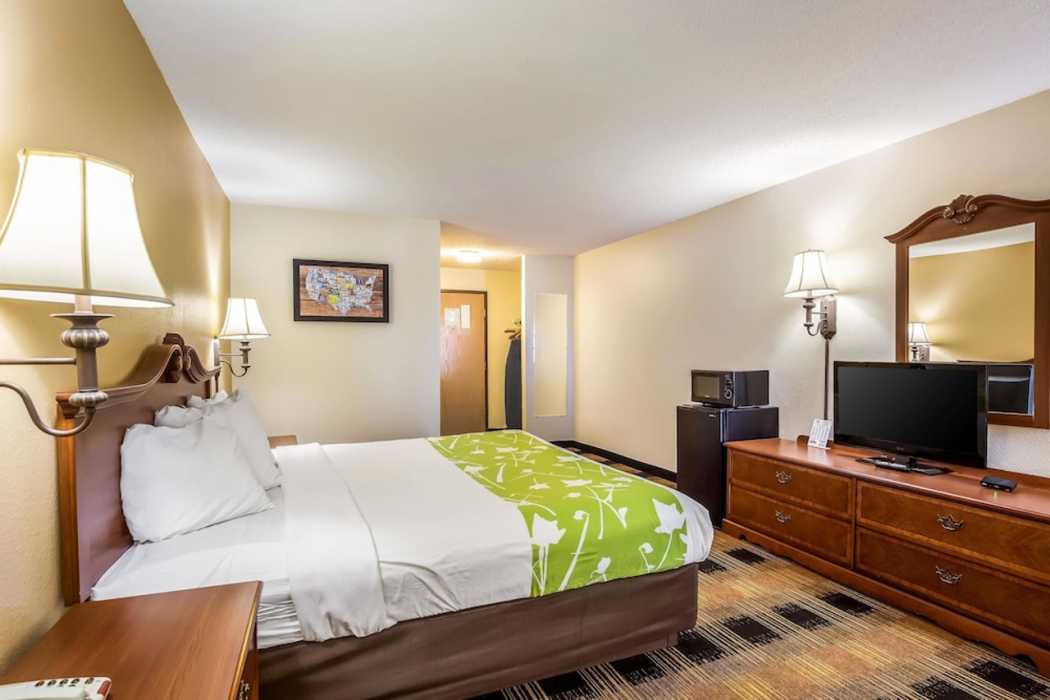 Econo Lodge Inn & Suites Fairview Heights - St. Louis 10/22