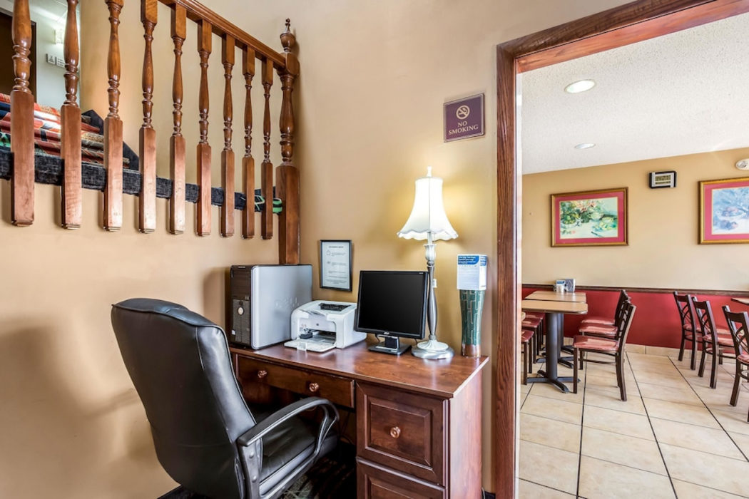 Econo Lodge Inn & Suites Fairview Heights - St. Louis 13/22