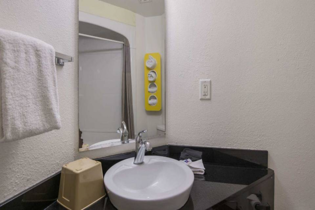 Motel6 Roswell, NM 8/45