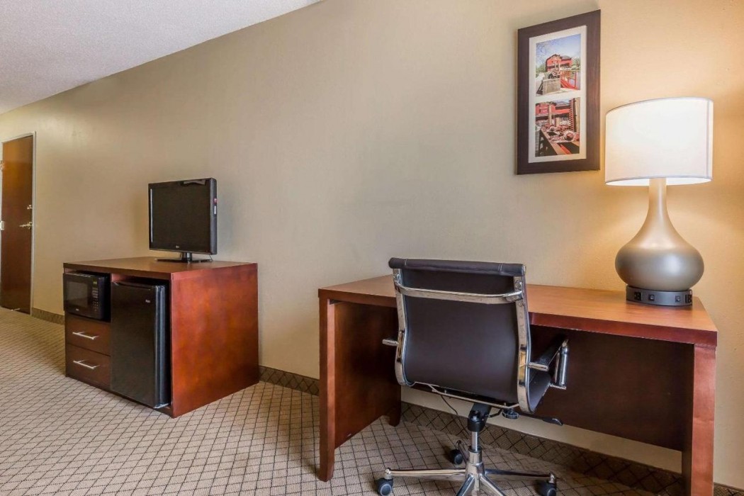 Comfort Inn & Suites Mishawaka South Bend 8/18