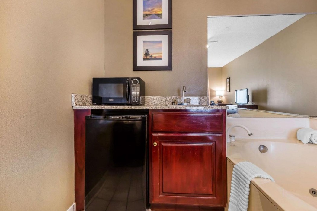 Comfort Inn & Suites Mishawaka South Bend 6/18