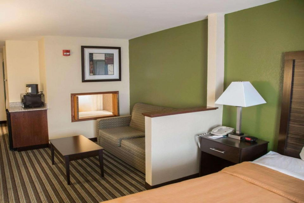 Quality Inn & Suites Loves Park Near Rockford 15/35