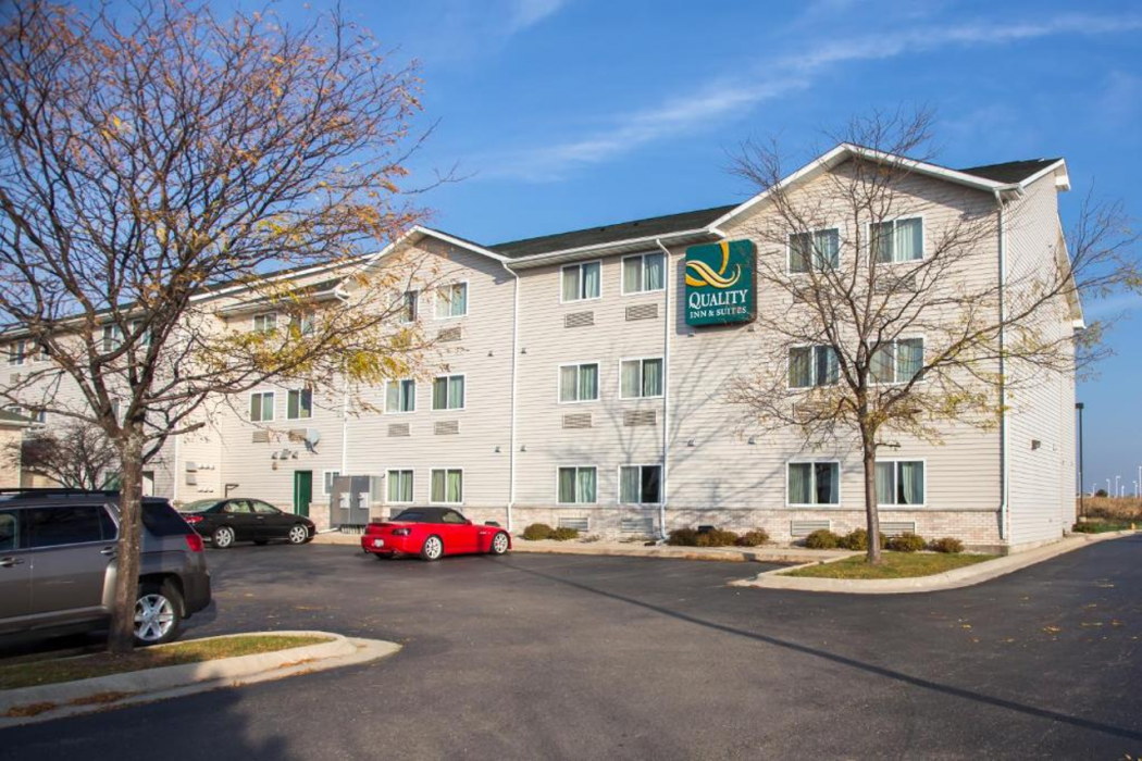 Quality Inn & Suites Loves Park Near Rockford 2/35