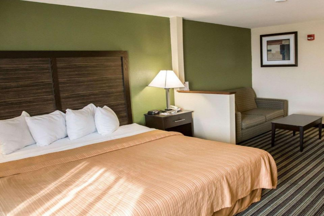 Quality Inn & Suites Loves Park Near Rockford 13/35