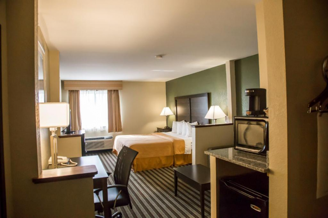 Quality Inn & Suites Loves Park Near Rockford 17/35