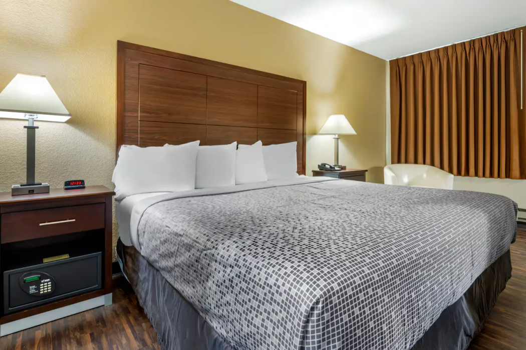 Econo Lodge La Crosse North 7/27