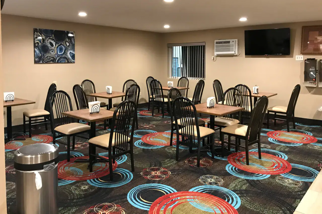 Econo Lodge La Crosse North 18/27
