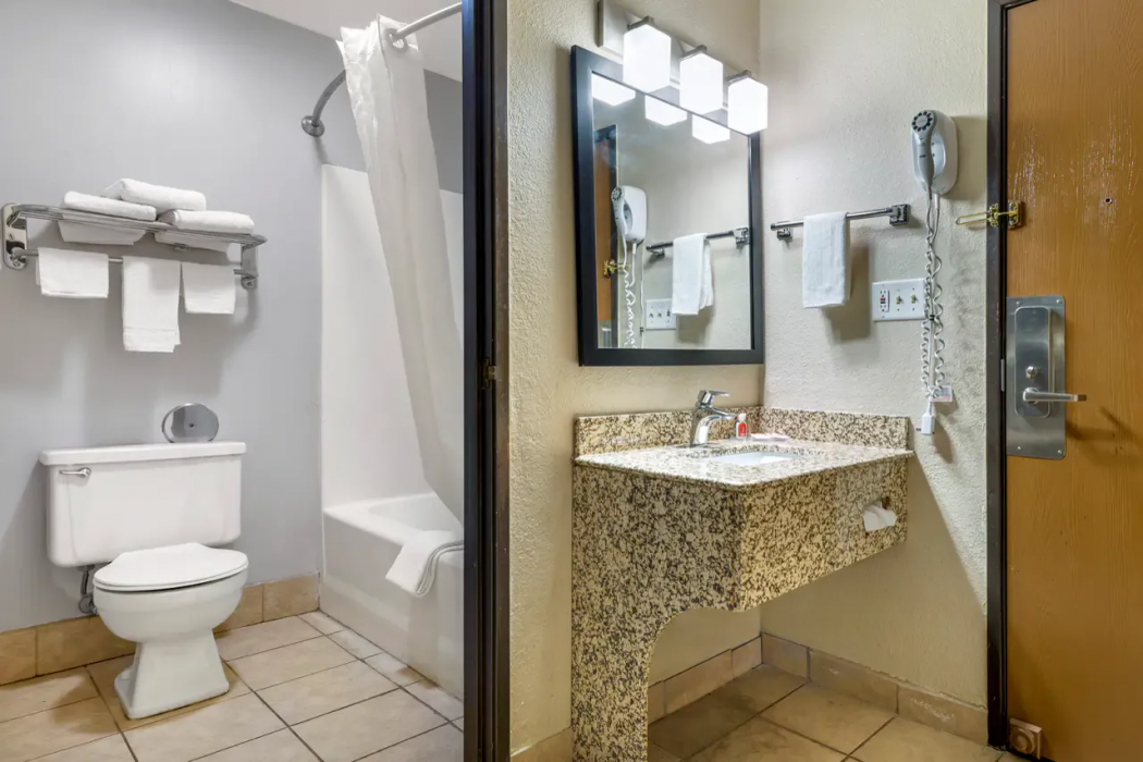 Econo Lodge La Crosse North 15/27