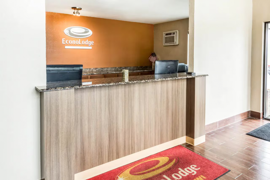 Econo Lodge La Crosse North 3/27