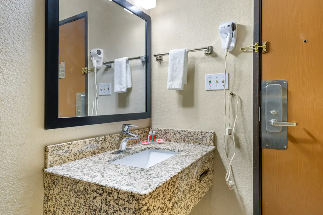 Econo Lodge La Crosse North 16/27