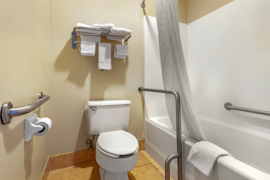 Econo Lodge La Crosse North 17/27