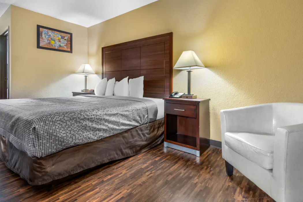 Econo Lodge La Crosse North 14/27