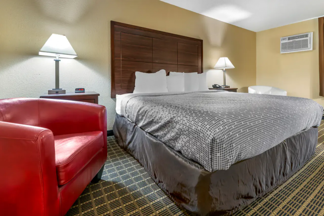 Econo Lodge La Crosse North 13/27