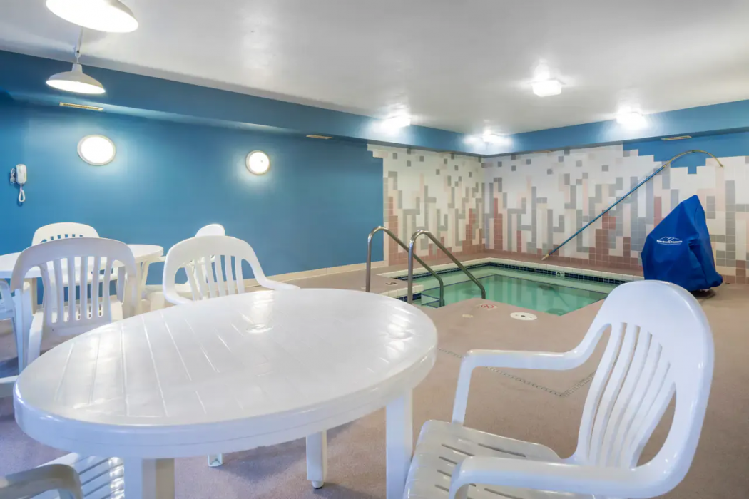 Econo Lodge La Crosse North 20/27