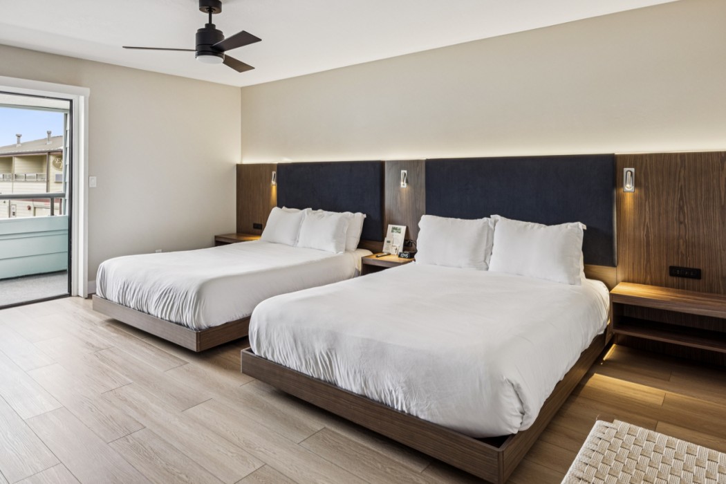 456 Embarcadero Inn Suites 22/77