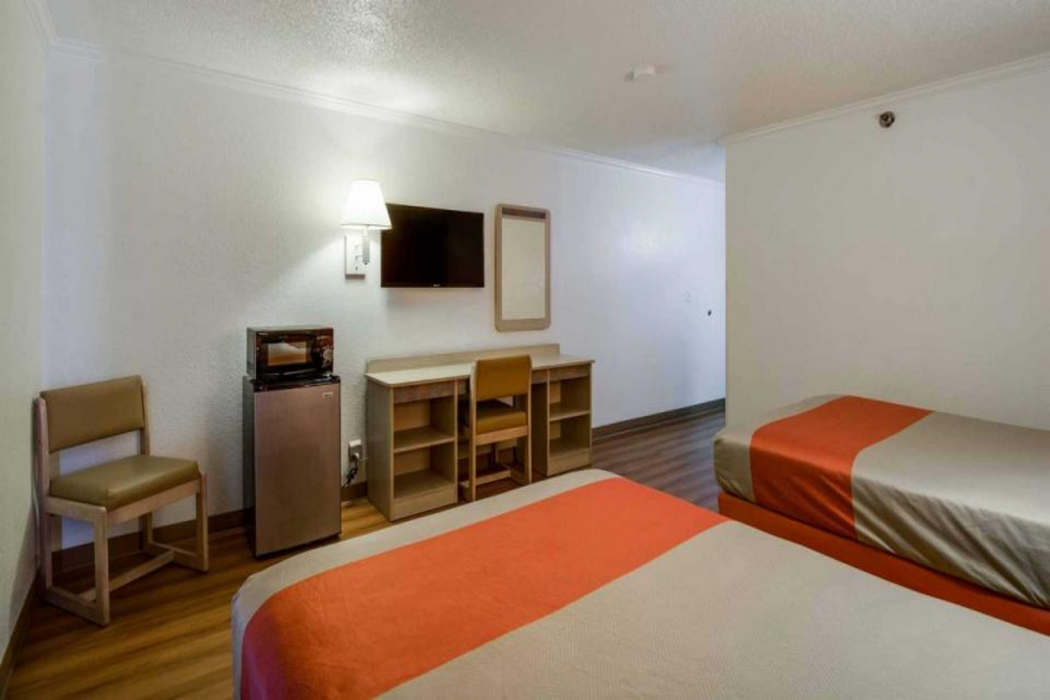 Motel6 Waukegan, IL 13/63