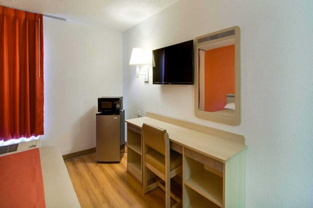 Motel6 Waukegan, IL 37/63