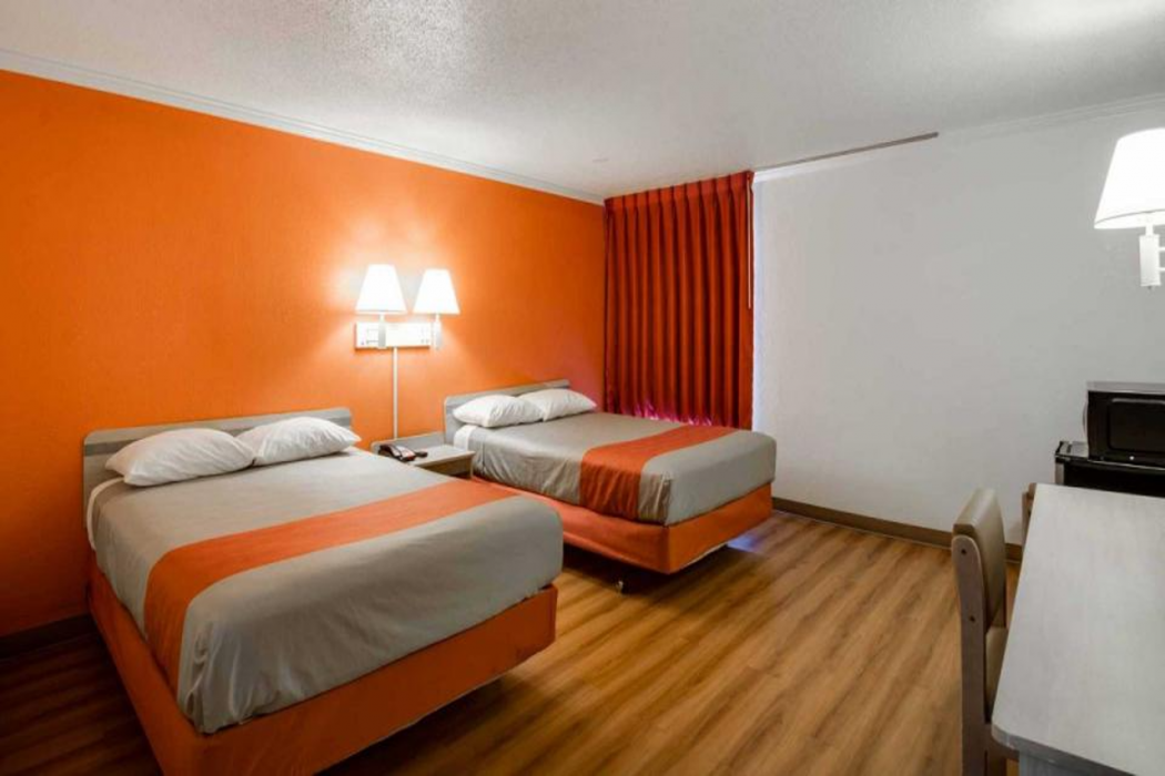 Motel6 Waukegan, IL 14/63