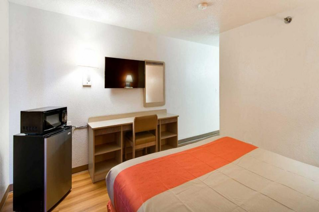 Motel6 Waukegan, IL 12/63