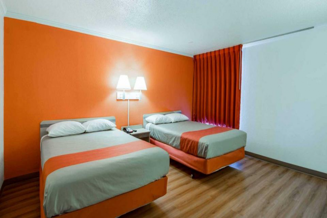 Motel6 Waukegan, IL 16/63