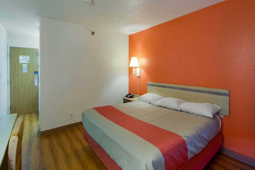 Motel6 Waukegan, IL 15/63