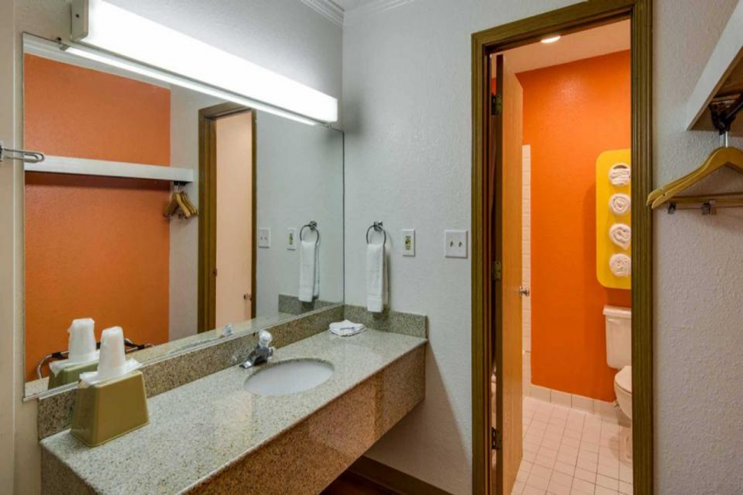 Motel6 Waukegan, IL 36/63