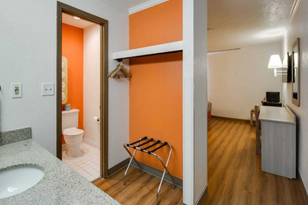 Motel6 Waukegan, IL 35/63