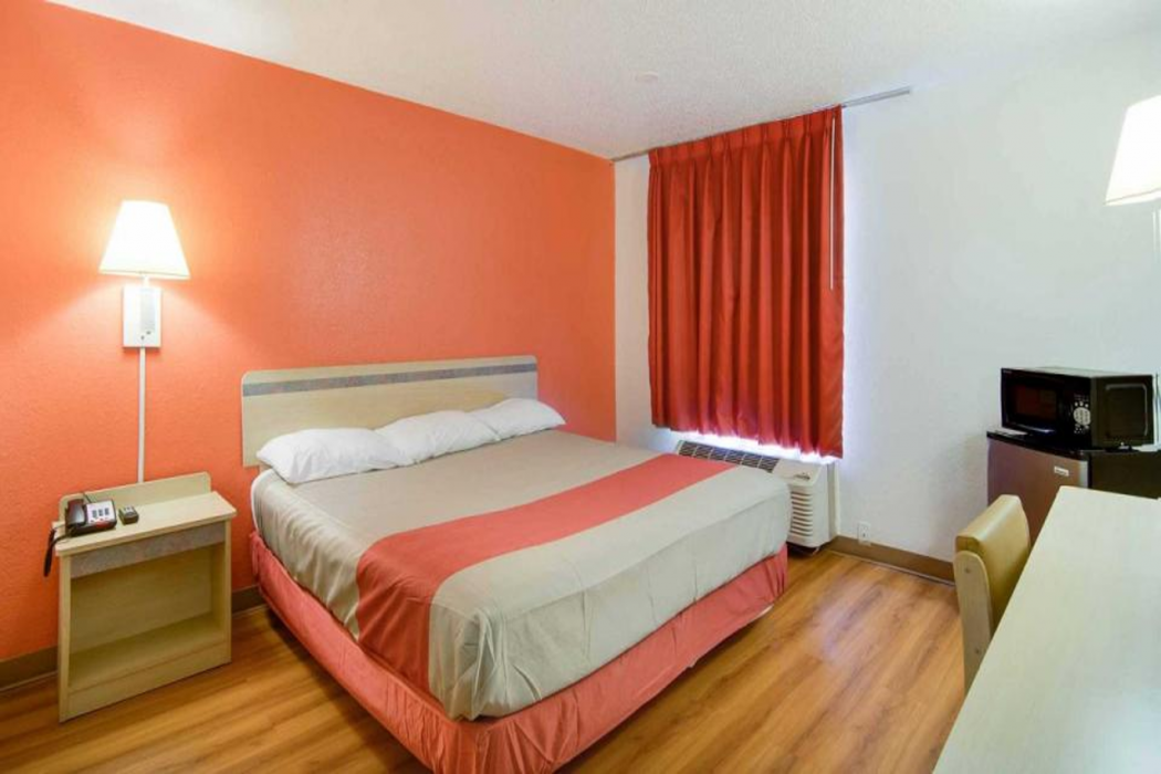 Motel6 Waukegan, IL 18/63