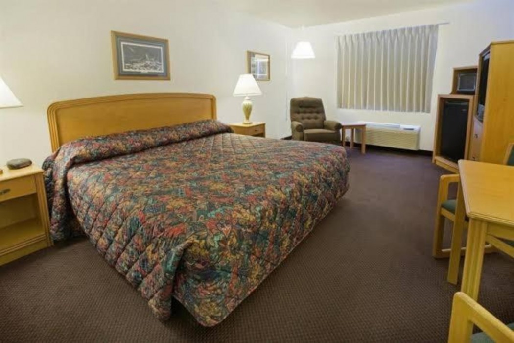 StayInn Grand Forks 10/36