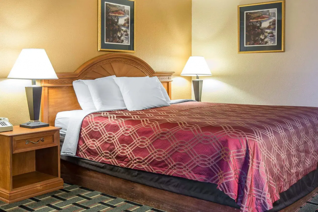 Econo Lodge Dalton West 8/26