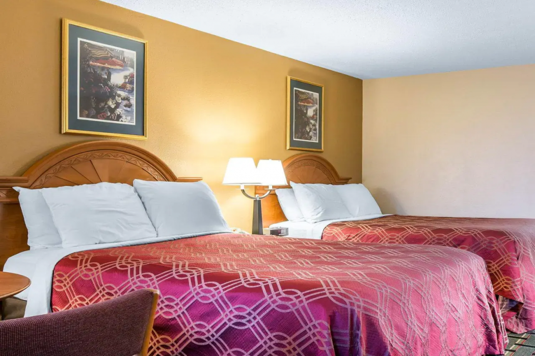 Econo Lodge Dalton West 4/26