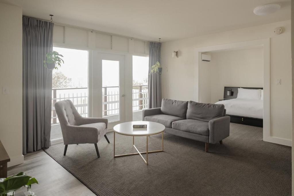 Hollywood Hills Hotel 6/55