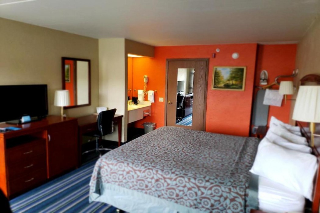 Days Inn by Wyndham Branson Near Theatre District 10/27