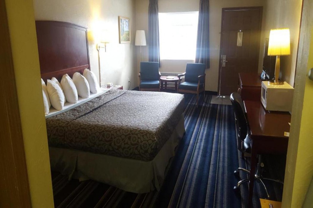 Days Inn by Wyndham Branson Near Theatre District 9/27