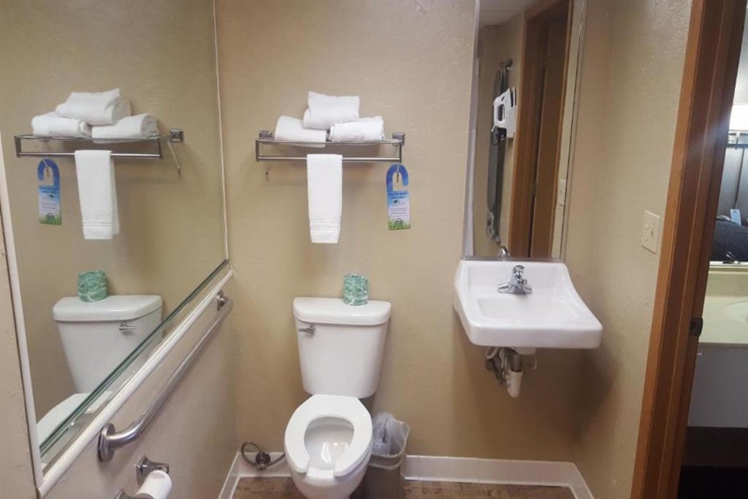 Days Inn by Wyndham Branson Near Theatre District 7/27