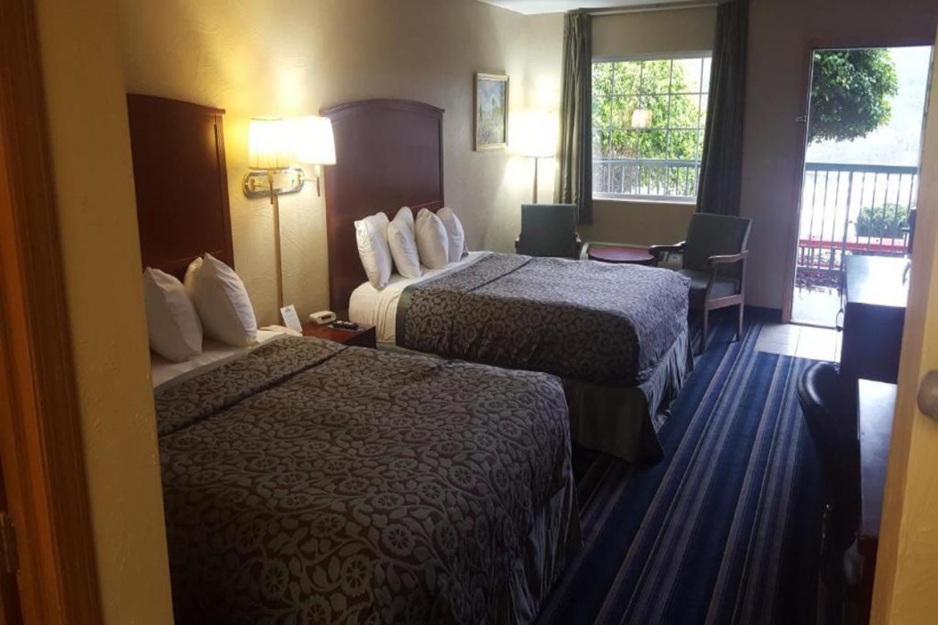 Days Inn by Wyndham Branson Near Theatre District 11/27