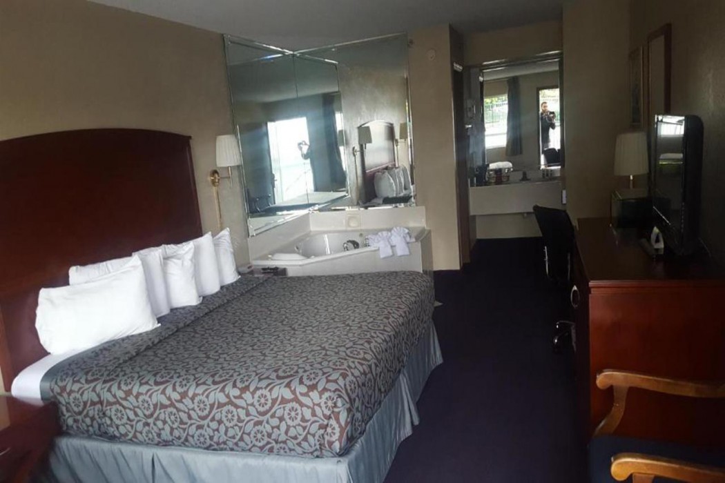 Days Inn by Wyndham Branson Near Theatre District 8/27