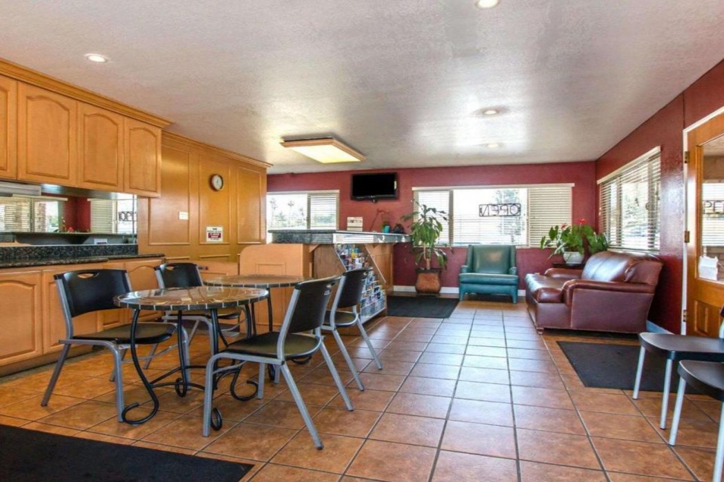 Rodeway Inn Fallbrook Downtown 16/28