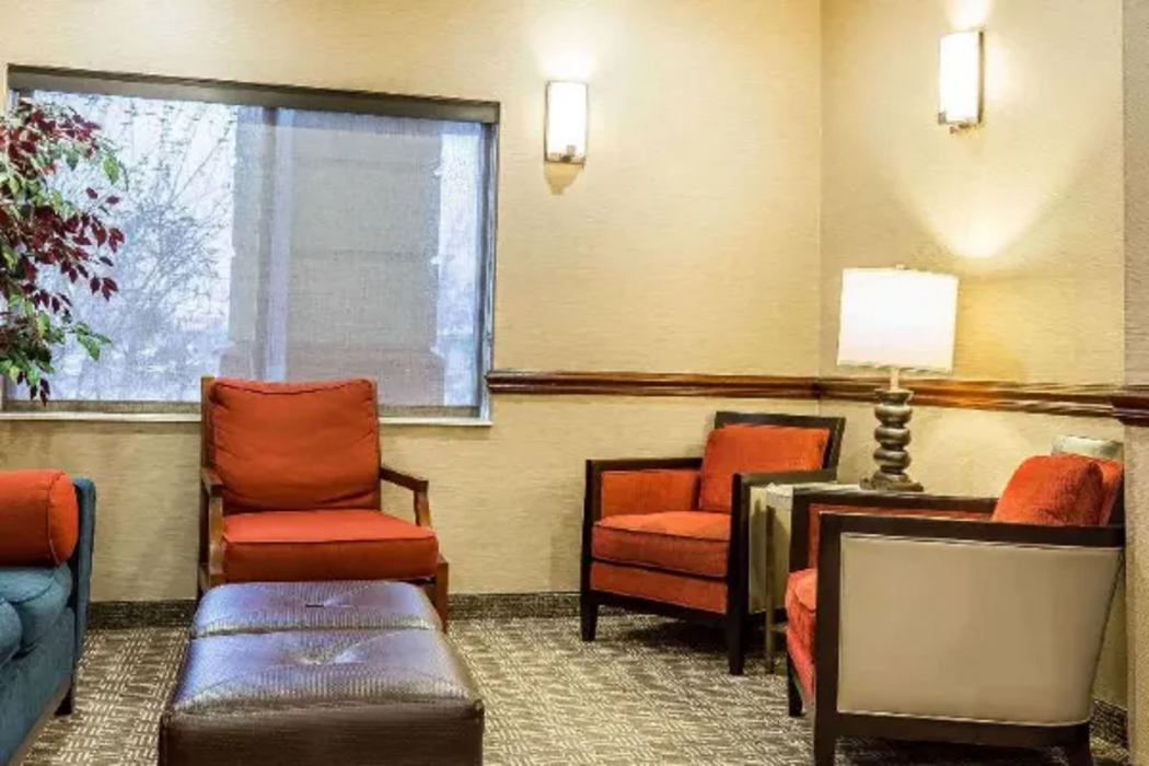 Comfort Inn & Suites East Moline near I-80 7/29