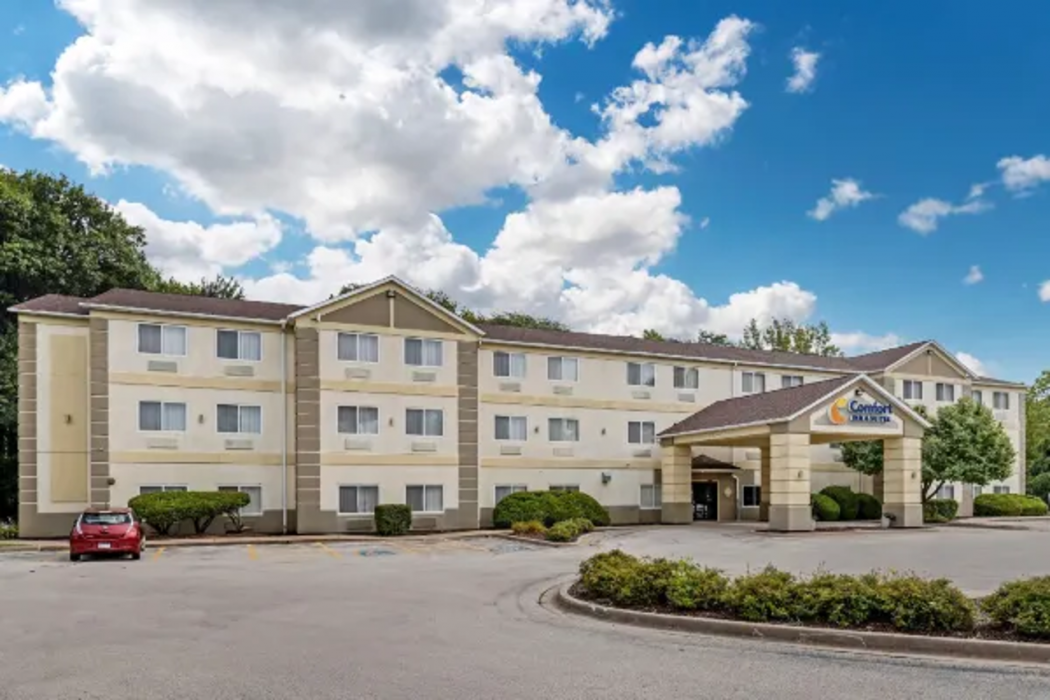 Comfort Inn & Suites East Moline near I-80 2/29