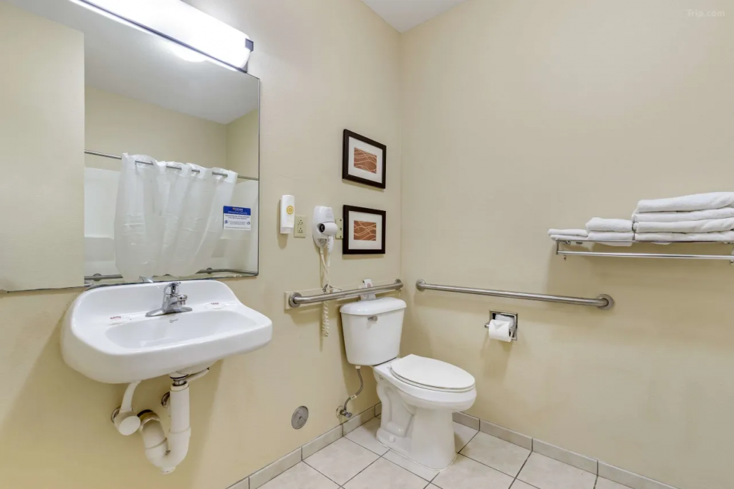 Comfort Inn & Suites East Moline near I-80 12/29