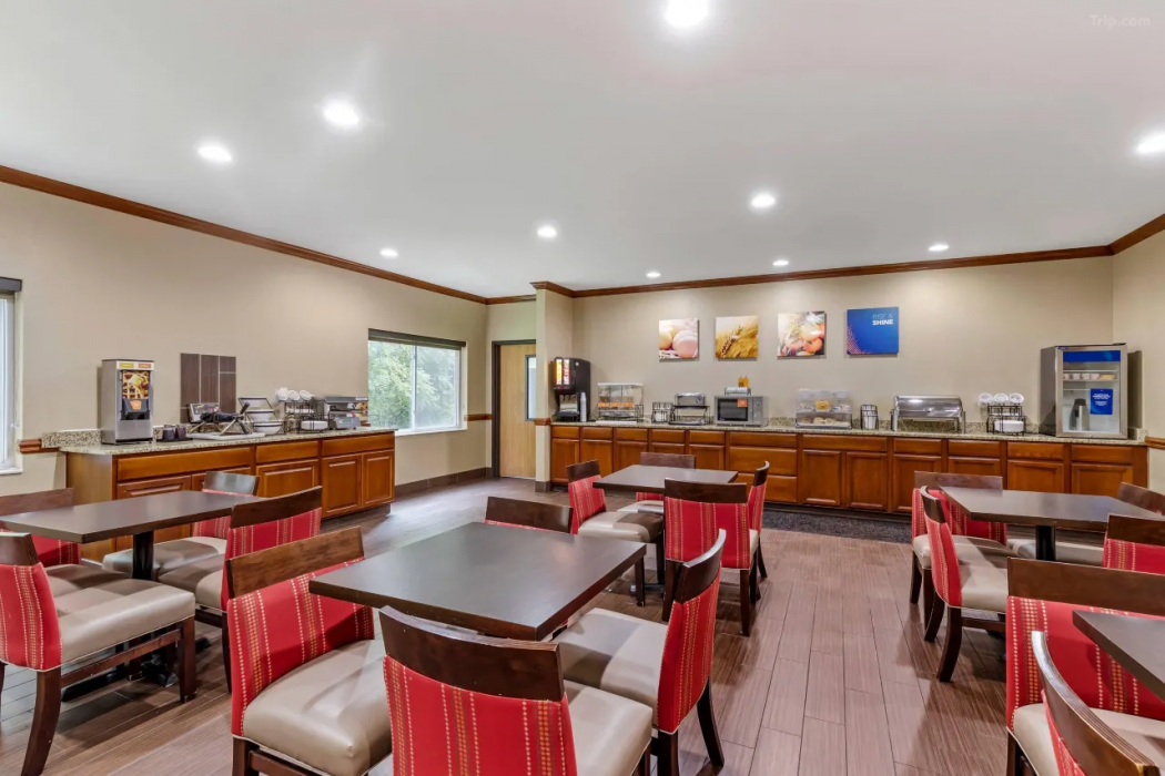 Comfort Inn & Suites East Moline near I-80 14/29