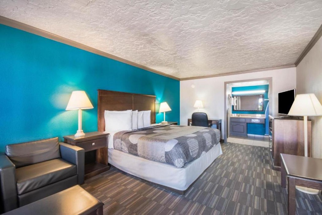 Econo Lodge Inn and Suites Oklahoma City 14/31